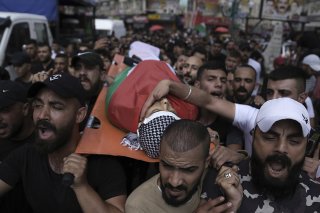 Funérailles du jeune Palestinien de 20 ans tué jeudi par l'armée d'occupation israélienne. Depuis le début de l'année, au moins 159 Palestiniens, 21 Israéliens, un Ukrainien et un Italien ont été tués dans des violences liées au conflit israélo-pa...